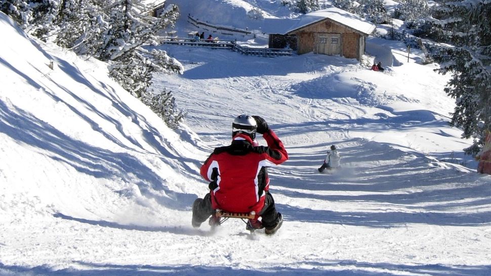 Tânără de 24 de ani, rănită la săniuș. Fata s-a lovit la cap după ce a căzut de pe sanie, în zona Bâlea Lac