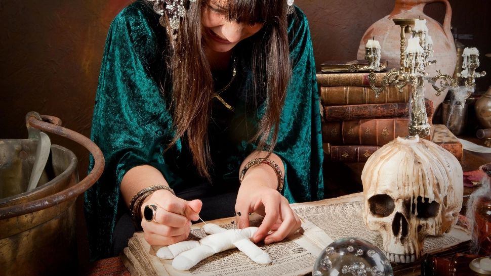 PERICOLELE nevăzute care pot plana asupra familiei tale! Farmece și blesteme: semnele pe care NU trebuie să le ignori 