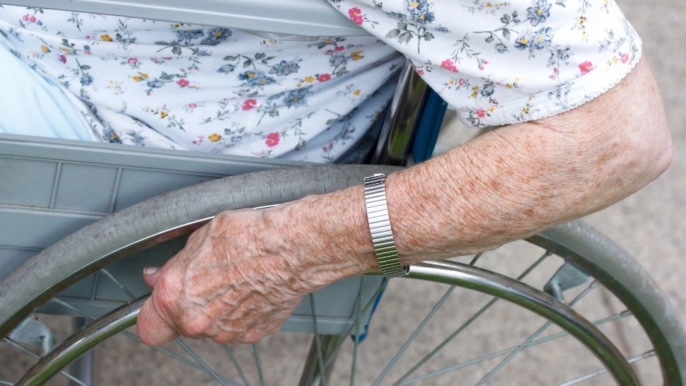 Femeie aflată în scaun cu rotile, tâlhărită de trei copii minori, în Cluj! Victima a căzut la pământ 