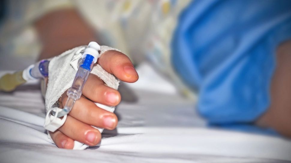 Anchetă uriașă la Spitalul din Vâlcea după ce un copil de 2 ani s-a ales cu o infecție severă la mână din cauza unei branule. Reacția conducerii unității medicale