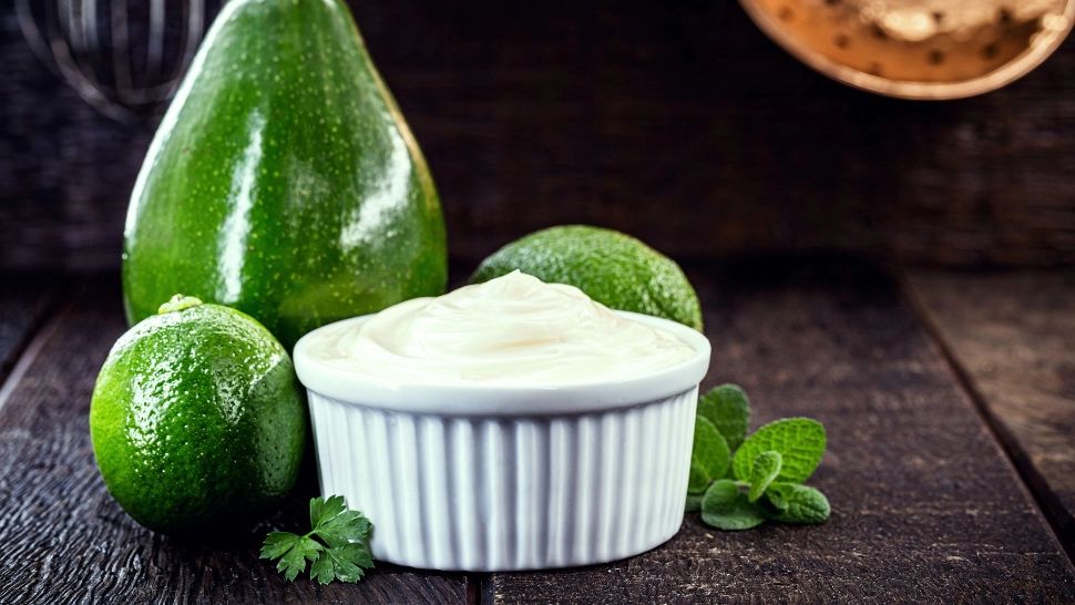 Maioneza vegană, din avocado, face furori pe internet. Este gata în doar câteva minute iar gustul este incredibil