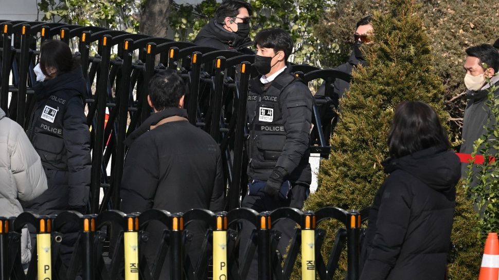 Tensiuni maxime la reședința lui Yoon Suk Yeol din Seul: polițiștii s-au confruntat cu forțele de securitate. Executarea mandatului de arestare, ANULATĂ 