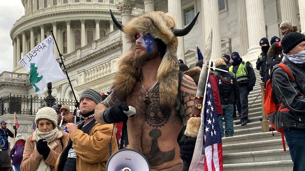 Președintele Trump anunță că va grația "mulți oameni" acuzați de atacarea Capitoliului