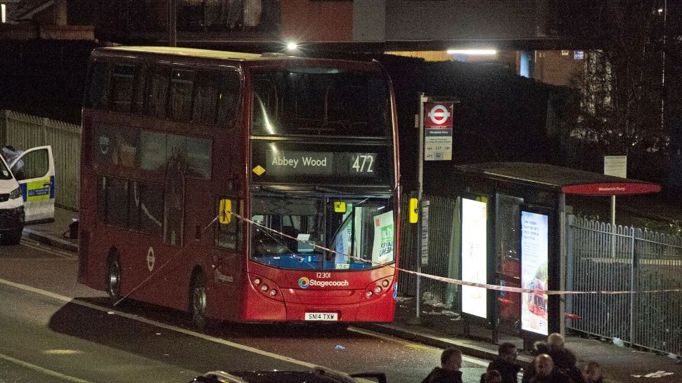 Adolescent de 14 ani, înjunghiat mortal într-un autobuz. Incident șocant la Londra