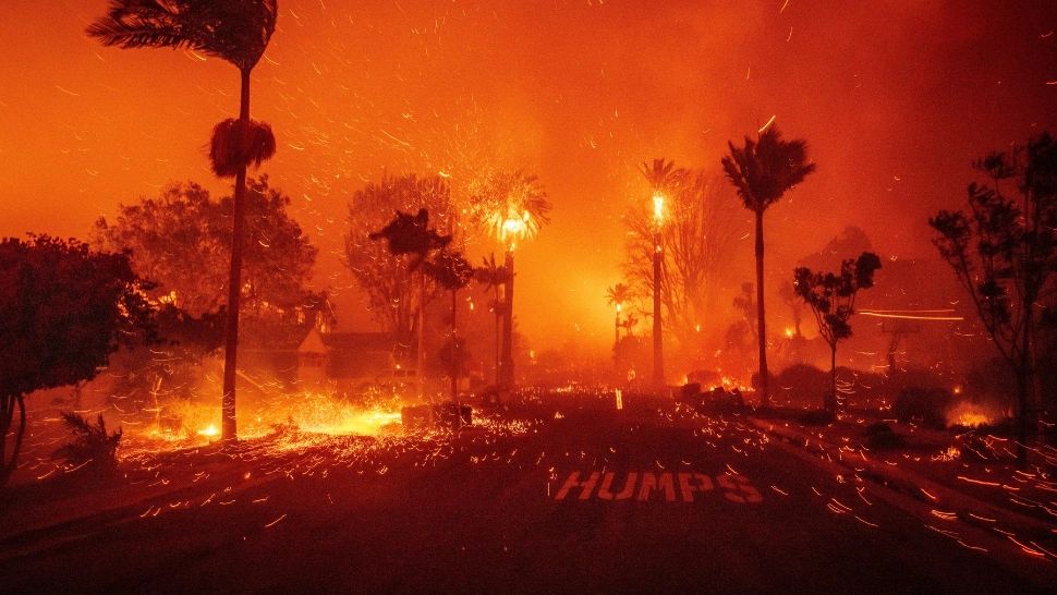 Stare de urgență în Los Angeles, după un incendiu violent într-un cartier de lux: 30.000 de persoane au fost evacuate - VIDEO