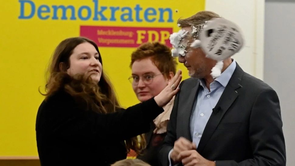 VIDEO. Momentul în care un politician primește o tartă cu frișcă direct în față. Scene demne de cascadorii râsului 