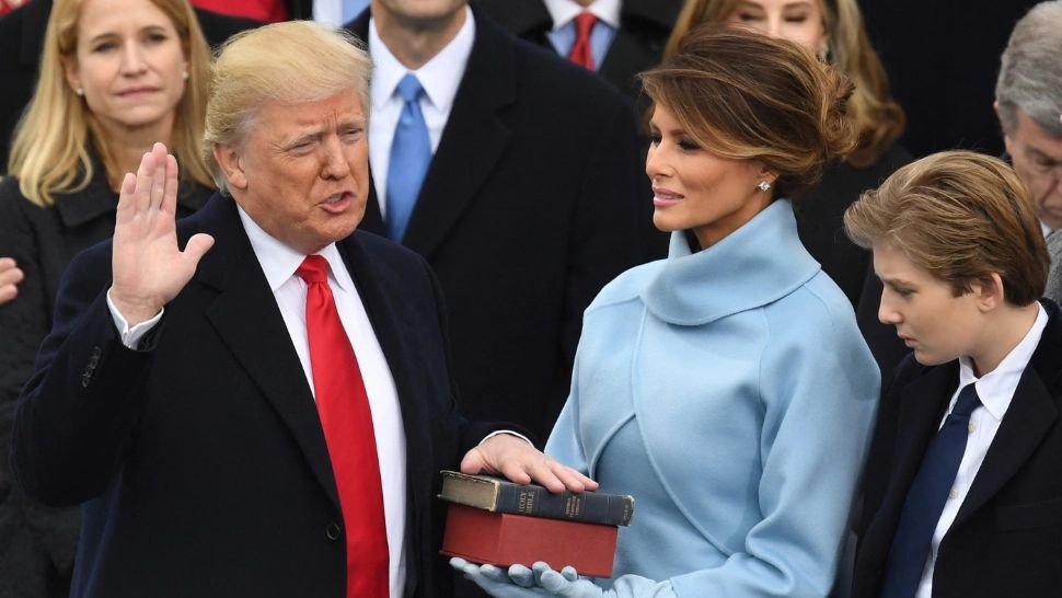 Donald Trump va vota cu mâna pe două Biblii. Care este semnificația acestui gest? 