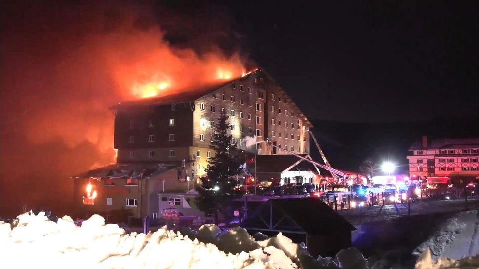 Incendiu DEVASTATOR într-o stațiune de schi din Turcia, căutată și de turiști ROMÂNI. 10 morți și zeci de răniți, tragedia s-a produs într-un hotel - VIDEO
