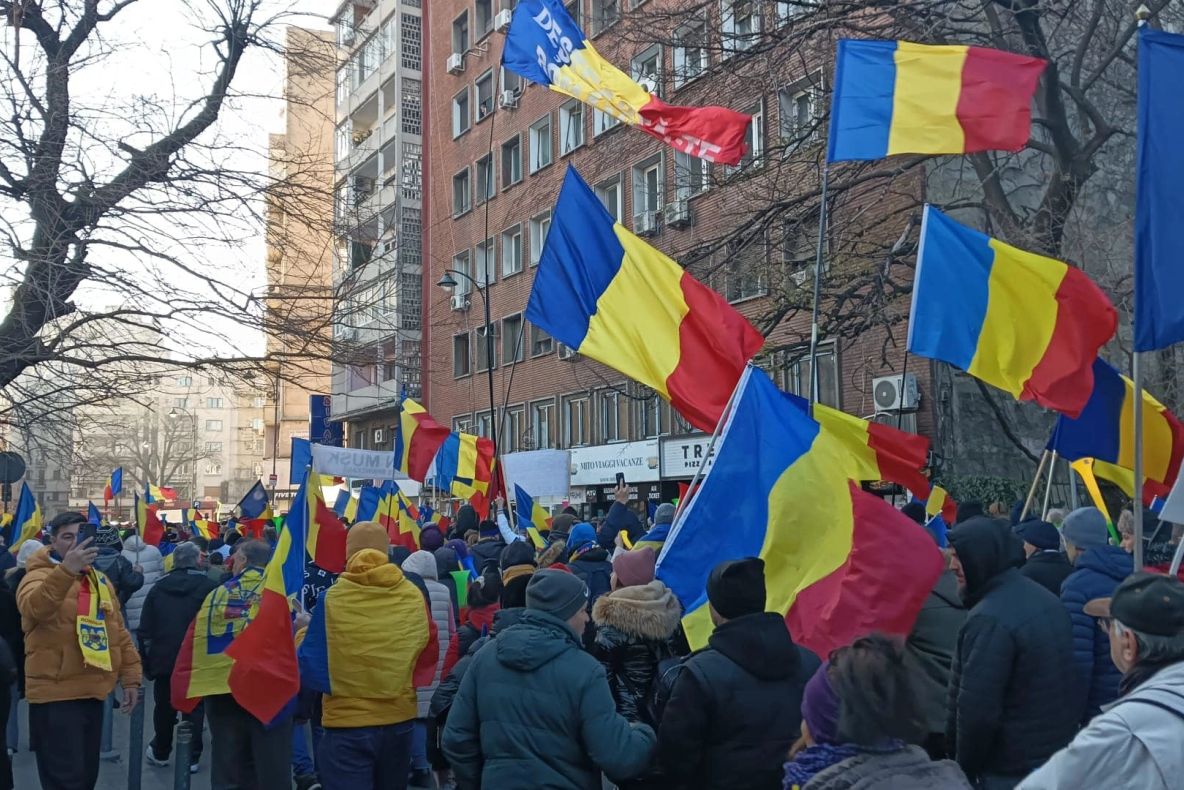 Mobilizare uriașă a românilor la protestul AUR: oamenii nu vor AUSTERITATE. George Simion, în mijlocul mulțimii. Ciocniri între liderul Opoziției, protestatari și jandarmi- LIVE TEXT și VIDEO