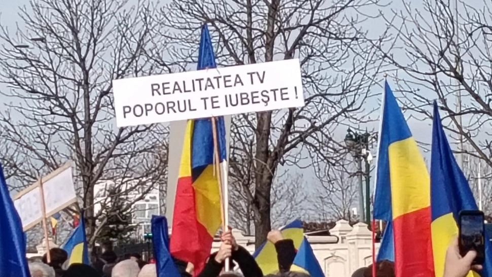 Românii care au participat la mitingul din fața Palatului Parlamentului au ajuns în Piața Victoriei. Realitatea PLUS, televiziunea poporului, alături de români. Mii de oameni au scandat: „Iohannis arestat! Să fie judecat!” - LIVE TEXT și VIDEO