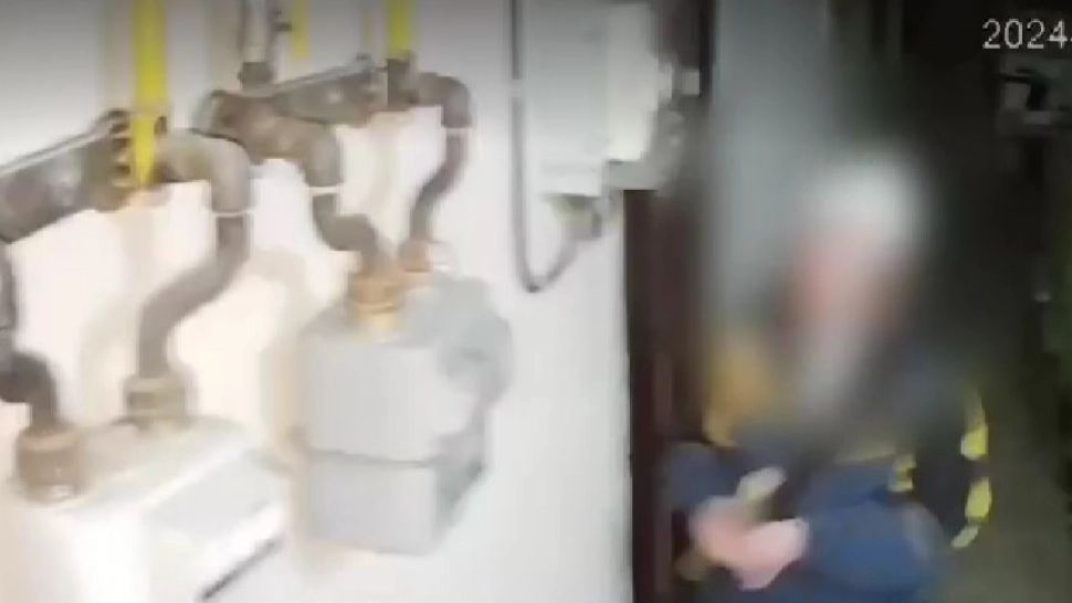 Vecină de coșmar pe o scară din România: lovește cu toporul în tabloul electric și dă muzica la maxim în timpul nopții. O familie este terorizată de 2 ani