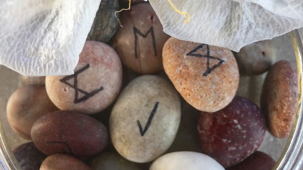 Etalarea runelor, luni 17 februarie 2025. Mesaje și sfaturi de la univers pentru toate zodiile