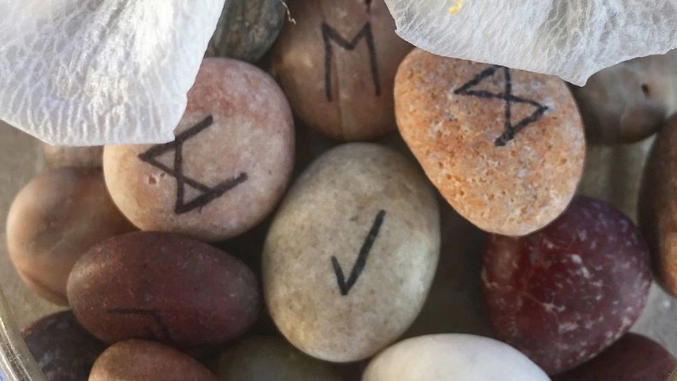 Etalarea runelor: miercuri, 30 aprilie 2025. Sfaturi și mesaje de la univers, pentru fiecare zodie în parte