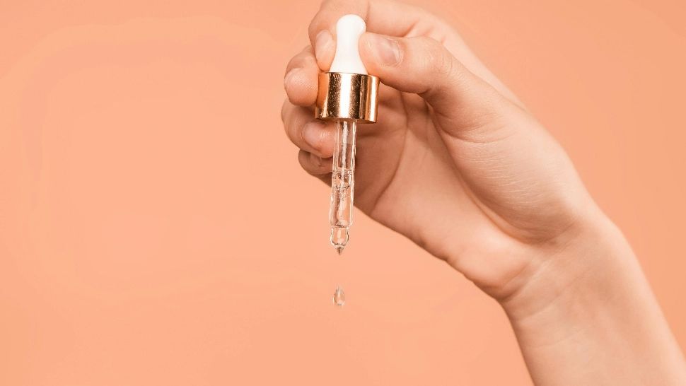 Cum să prepari acasă un ser de față cu Vitamina C. Conține doar ingrediente naturale și este rețeta perfectă pentru o piele luminoasă și sănătoasă