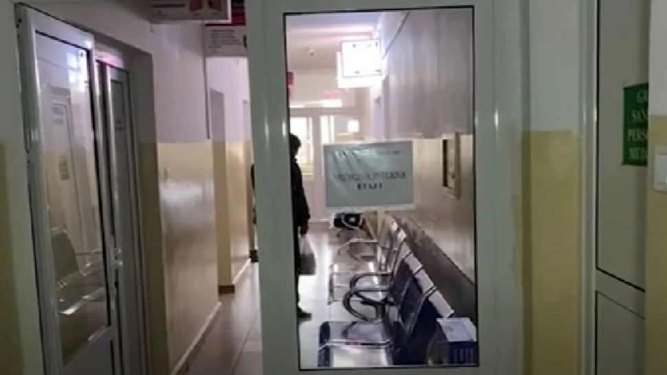 Situație critică în unul dintre cele mai mari spitale din România: pacienții stau cu umbrelele deschise 