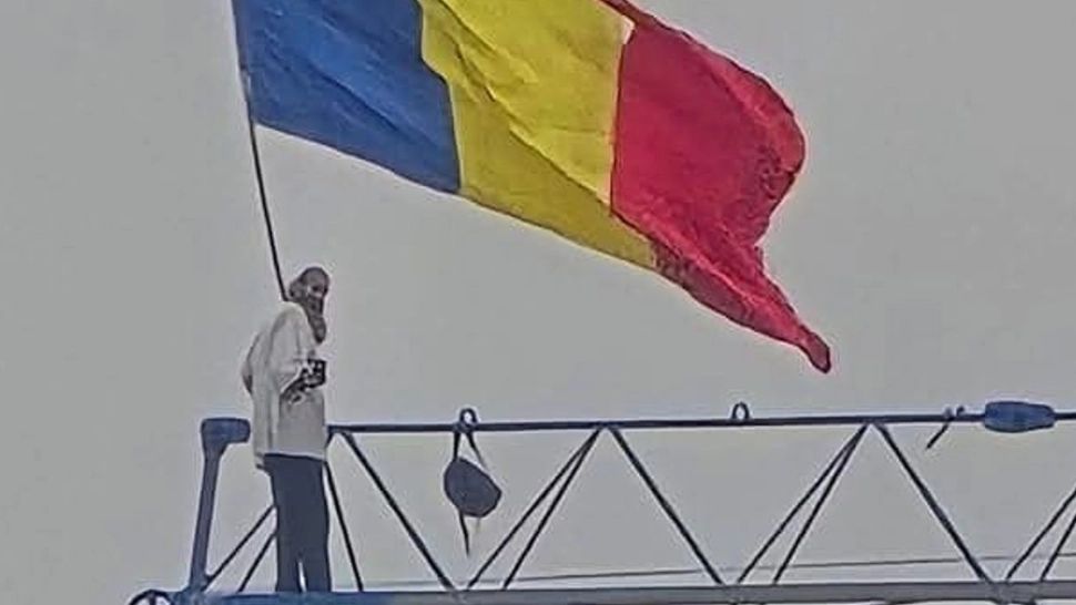 Stegarul Dac s-a urcat într-un copac, chiar în curtea Penitenciarului Rahova. Comunicatul oficial al conducerii penitenciarului