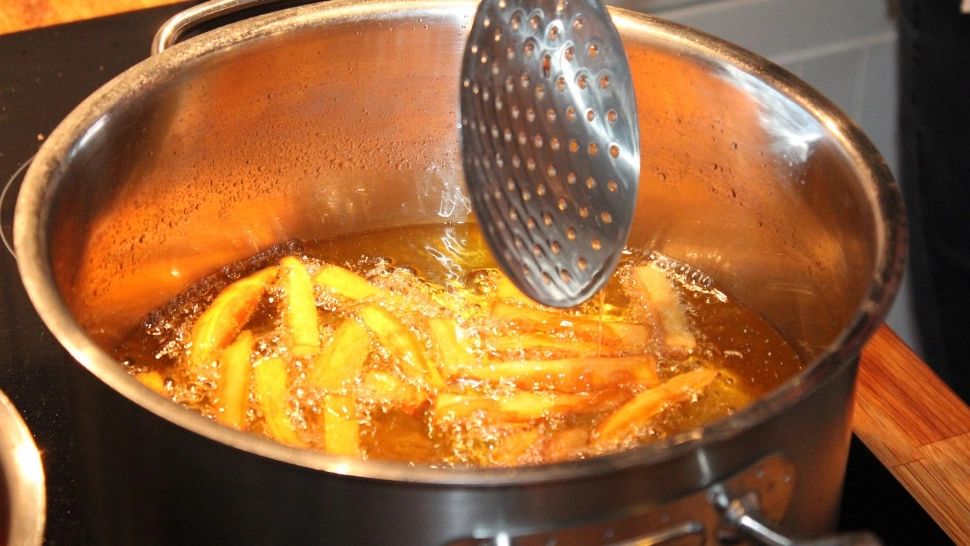 Șase bucătari au fost întrebați care este cel mai bun ulei pentru prăjit și toți au căzut de acord. Acesta rezistă la temperaturi ideale fără să se descompună