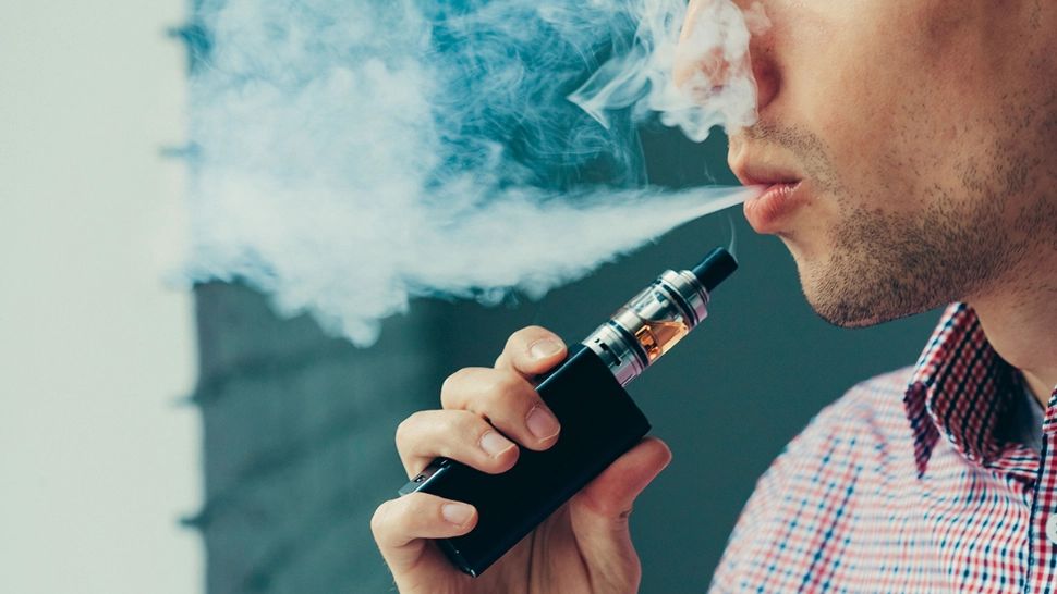 Țigările electronice, vape-urile și dispozitivele de încălzit tutun ar putea fi interzise în spațiile publice închise. Proiect de lege depus în Parlament