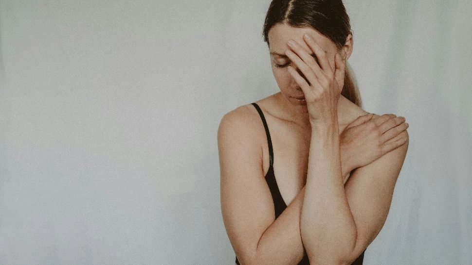 Primele simptome ale deficitului de vitamina D. Îți poate afecta sănătatea mintală, dar și oasele