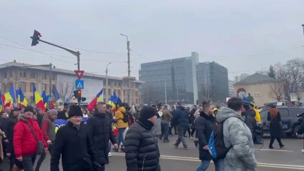 Politicienii PSD şi PNL, huiduiţi la Iași, la manifestările oficiale de Ziua Unirii. S-au auzit fluierături şi în timpul slujbei religioase - VIDEO