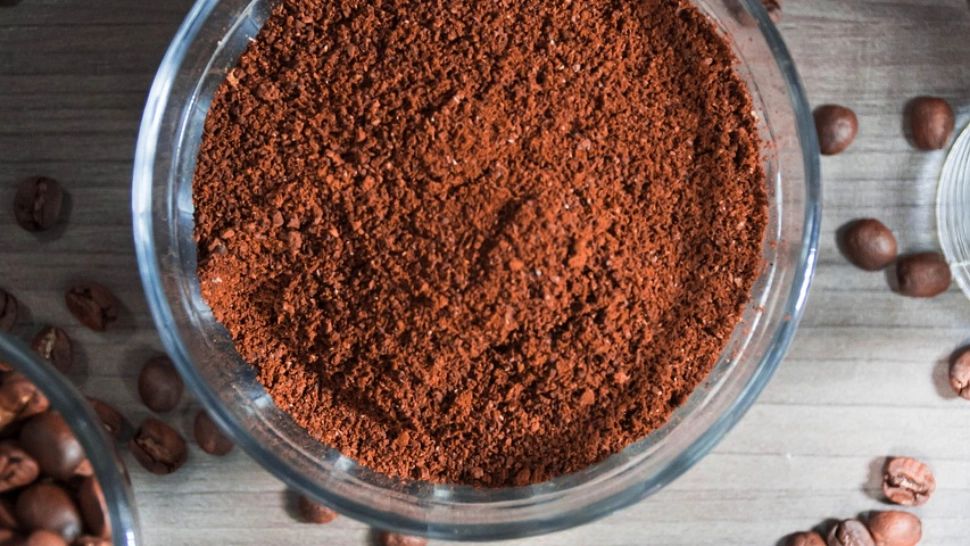 Ce poți face cu zațul de cafea. De ce NU trebuie să-l mai arunci la gunoi. Beneficii despre care nu știai