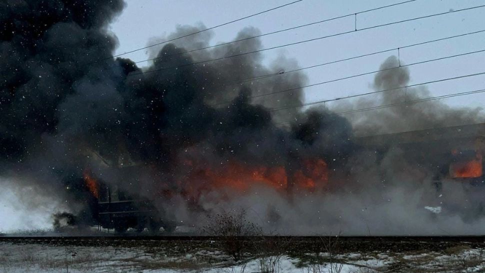 Vagonul unui tren de călători, cuprins de un INCENDIU, în județul Olt: a fost activat Planul Roșu de Intervenție. Un tânăr de 25 de ani, monitorizat de SMURD FOTO&VIDEO