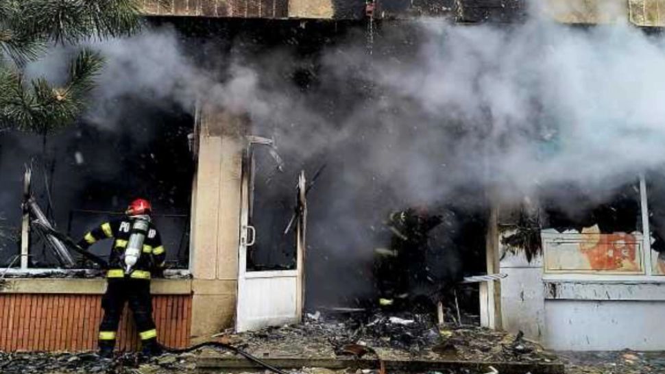 Incendiu cu degajări mari de fum la parterul unui bloc din Ploiești. Două persoane au avut nevoie de îngrijiri medicale