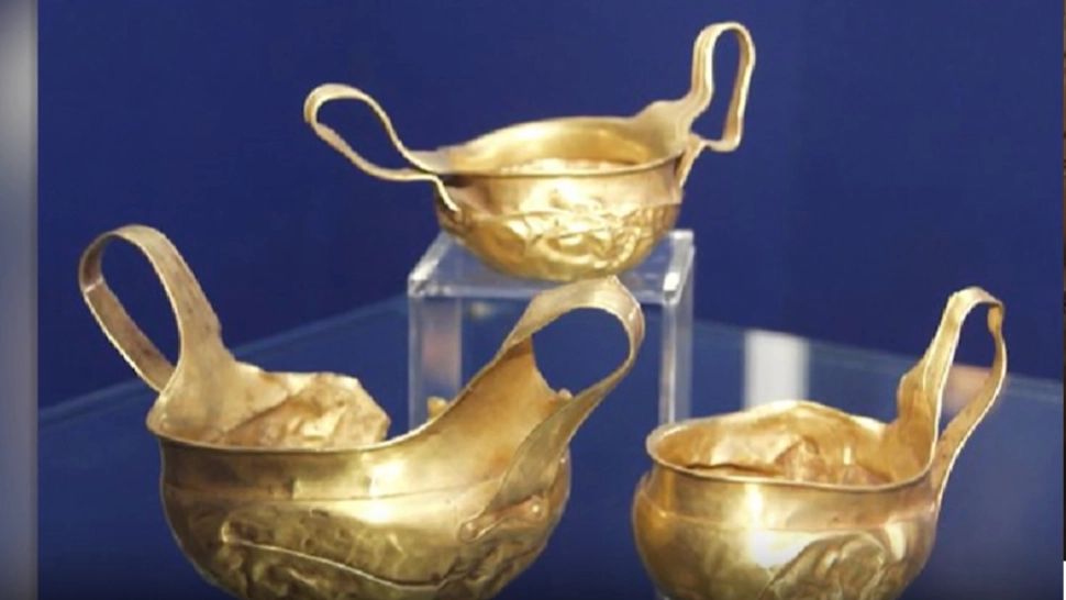 Incredibil! Artefacte din aur, vechi de 3000 de ani, au stat 10 ani pe holurile unei școli din  Neamț: cum de nu și-a dat nimeni seama de adevărata lor valoare