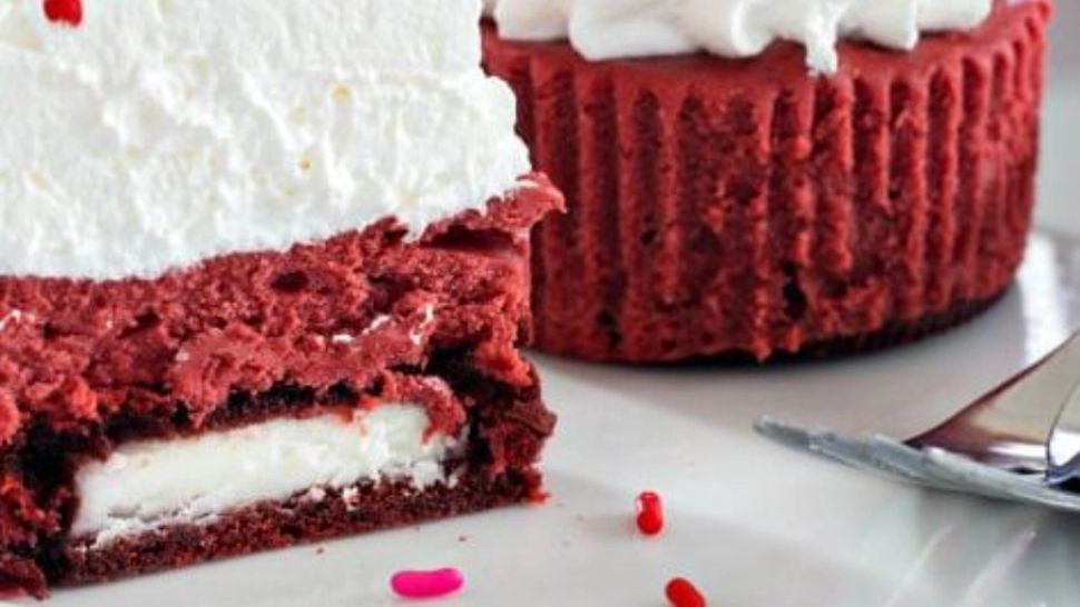Surprinde-ți partenerul de Valentine's Day! Oferă-i Red Velvet Cheesecake cu biscuiți Oreo, desertul cu care îl vei cuceri