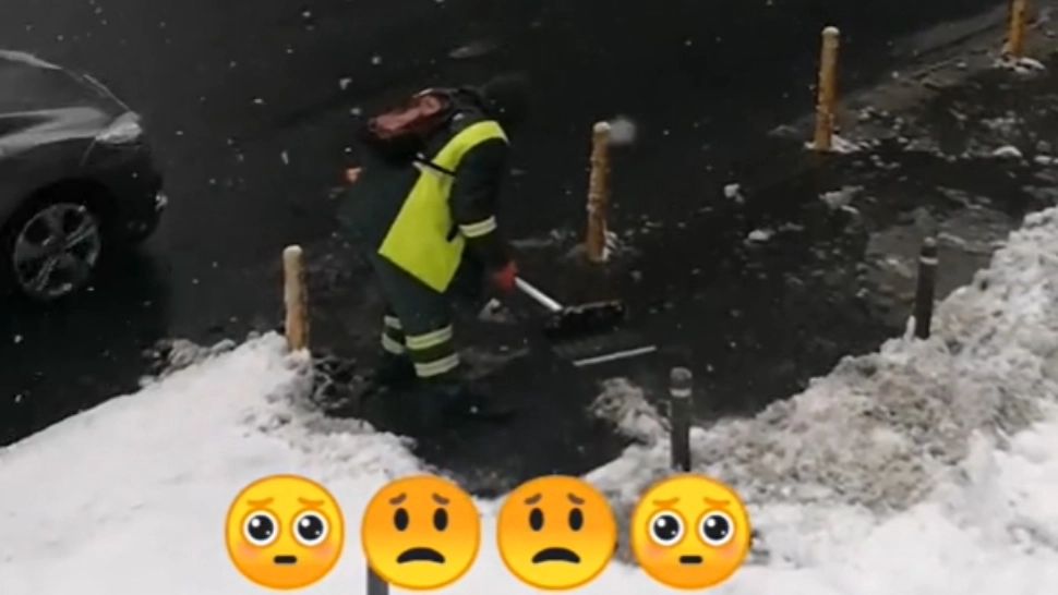 Un angajat Romprest aruncă zăpada pe trotuar: imagini halucinante VIDEO