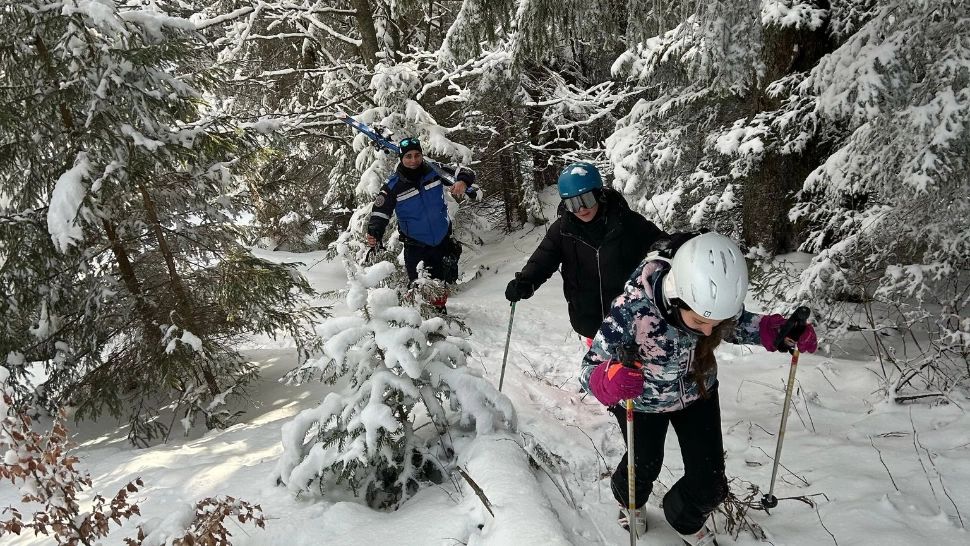 Intervenție contracronometru în Masivul Postăvaru. Jandarmii montani au salvat două adolescente care s-au rătăcit pe o pârtie 
