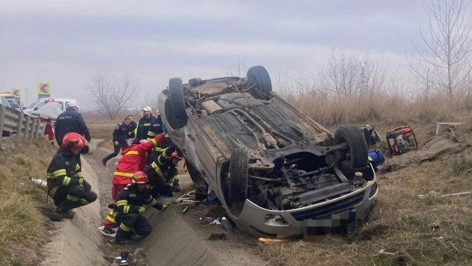 Accident dramatic în județul Alba: o mașină a căzut de pe un pod și s-a răsturnat. O tânără de 29 de ani se zbate între viață și moarte - Intervine elicopterul SMURD