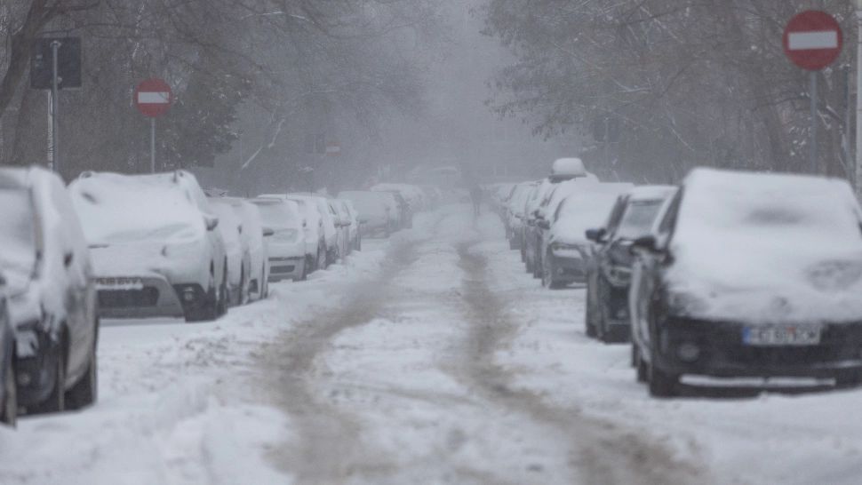 Străzile din cel mai bogat sector al Capitalei, blocate în zăpadă și gheață. Primarul George Tuță pune tunurile pe ROMPREST 
