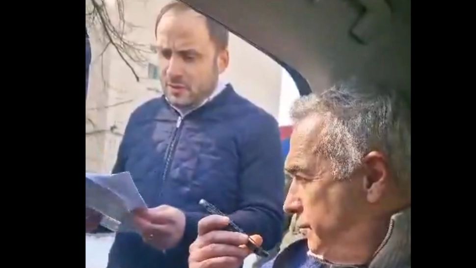 MOMENTUL în care Călin Georgescu a fost săltat din trafic: cum s-a ACȚIONAT. Președintele ales, pus cu mâinile la zid și percheziționat FOTO&VIDEO