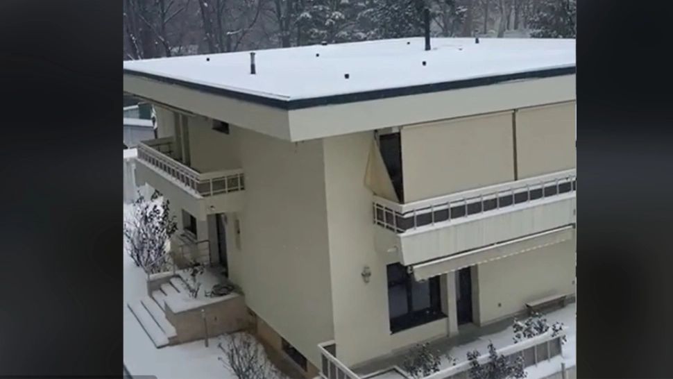 IMAGINI cu vila în care urma să se mute Klaus Iohannis. Marius Tucă: Era o adevărată pădure aici, dar a chelit tot locul - au pus 3 copăcei