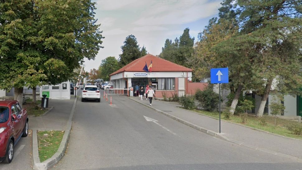 Piciorul unui pacient imbilizat la pat, băgat într-un sac menajer pentru a nu murdări lenjeria! Spitalul de Urgență din Vâlcea, în centrul unui nou scandal