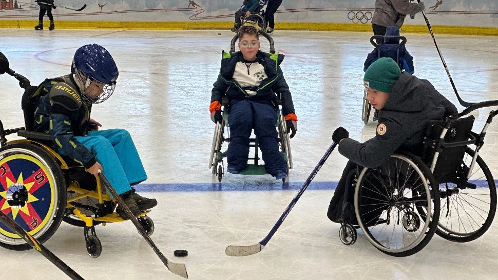 Aventuri pe gheață și lecții de viață: Caiac SMile aduce în premieră în România hocheiul adaptat la Cheile Grădiștei și include componenta educațională în programul de sporturi de iarnă adaptate pentru persoanele cu dizabilități 