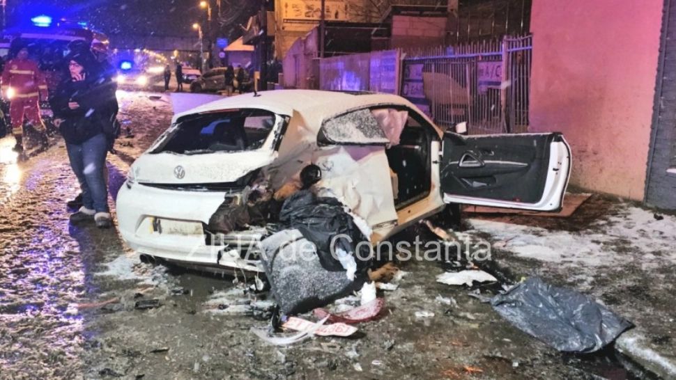 Grav accident rutier la Constanța: un tânăr s-a înfipt cu mașina într-un sens giratoriu