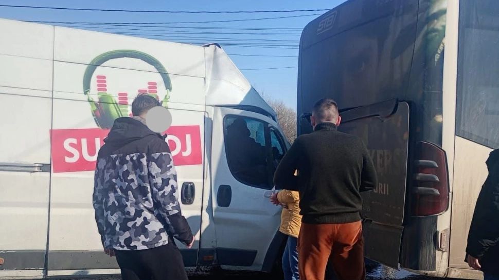 Trafic blocat pe DN1 în zona localității Balotești. Un autobuz STB s-a ciocnit violent cu o autoutilitară 