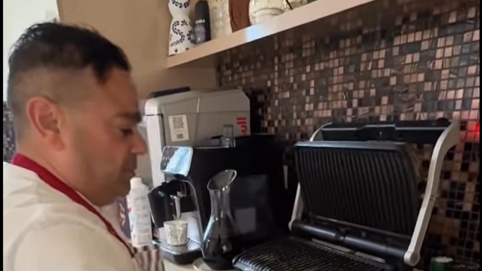 Cum faci grătar după o rețetă ROMÂNEASCĂ. Adrian Minune face minuni la la grătar - VIDEO 