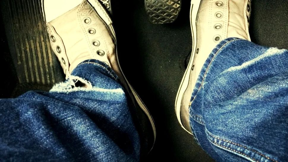 De ce nu este bine să calci ambreiajul când frânezi? Dauna poate fi una destul de costisitoare