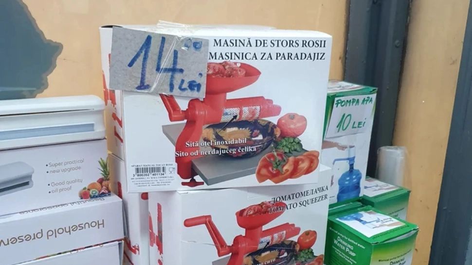 Prețuri incredibil de mici în magazinele de marfuri confiscate ale ANAF. Oamenii vin întruna, ca la un pământ al Făgăduinţei
