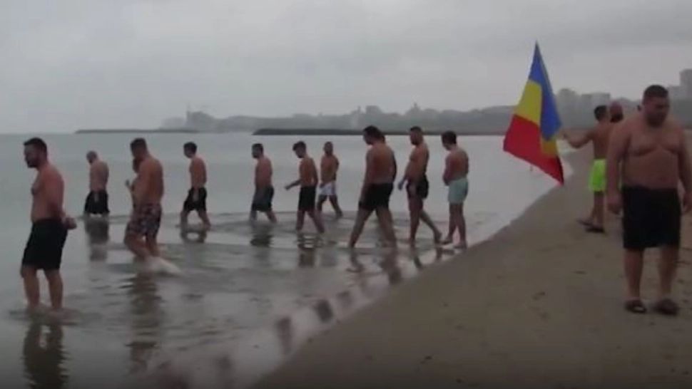 Provocare pe TikTok: înot în apa mării rece ca gheața. Tinerii se filmează și se postează