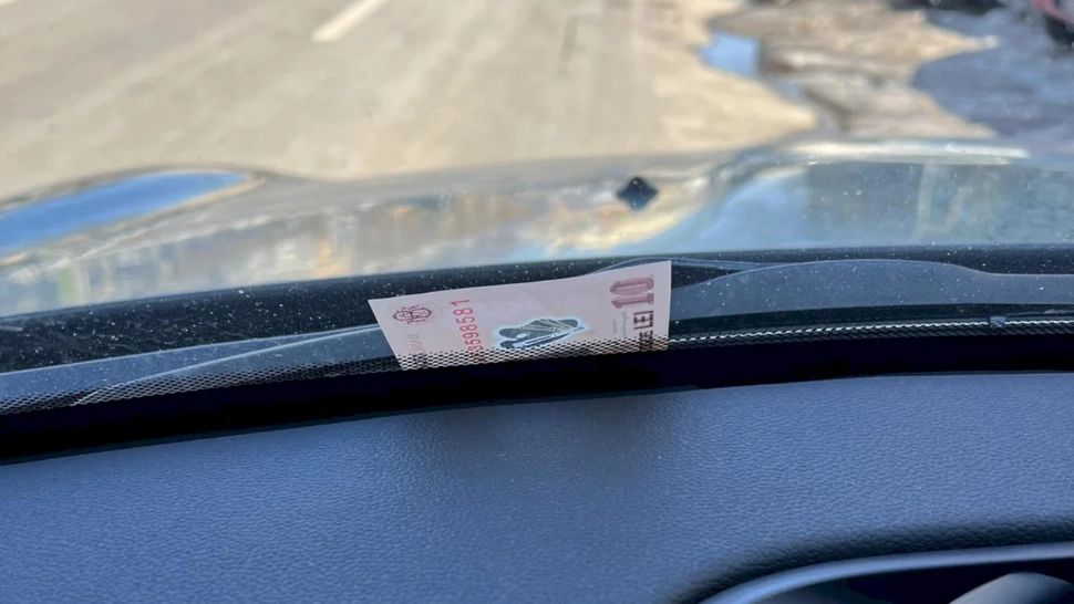 Metoda „Bani la ștergător” lovește din nou în parcările din București. Parcarea de la Obor, locul favorit al escrocilor