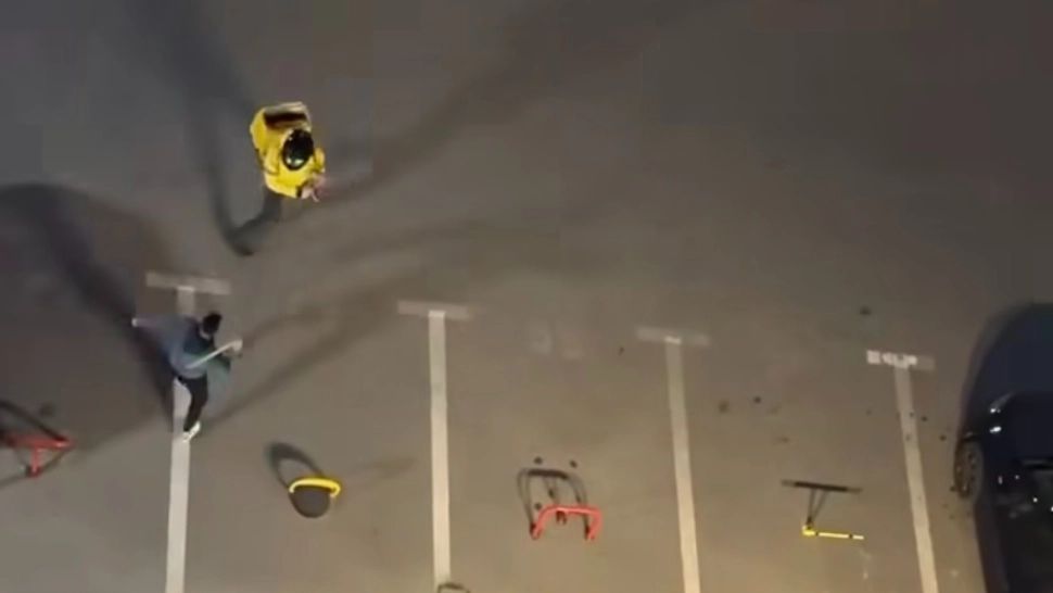 Scene de coșmar, într-un parc din București: livratori atacați cu lopeți, indicatoare rutiere și chiar cu o seceră!