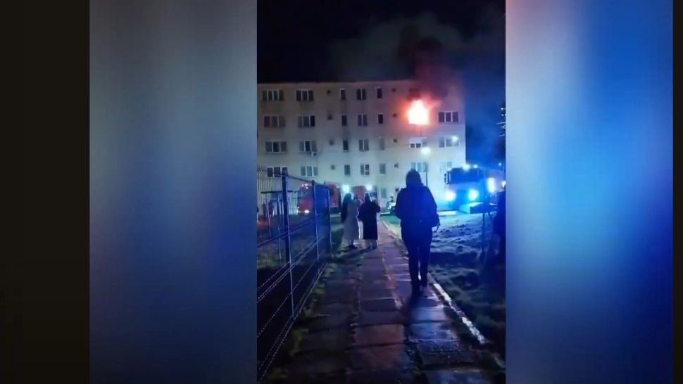 Incendiu de proporții într-un bloc din Mangalia. Două persoane au fost rănite, mai multe au fost evacuate VIDEO