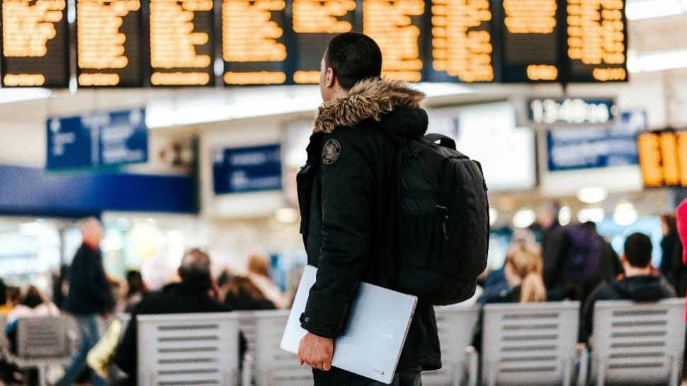 Probleme tehnice la o companie aeriană. Pasagerii au primit e-mailuri eronate privind întârzierea zborurilor