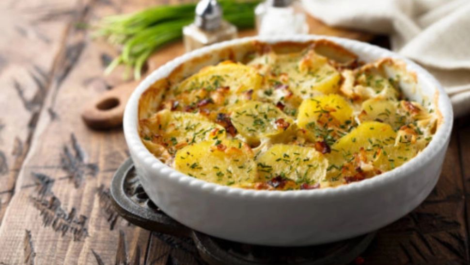 Cartofi gratinați la cuptor. Rețeta simplă și delicioasă, gata cât ai bate din palme 