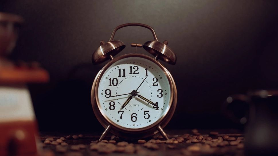 Când trecem la ora de vară în 2025. Data la care ceasurile se dau înainte și dormim mai puțin 