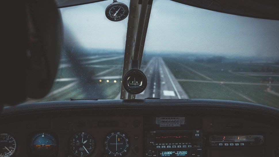 Clipe de panică în aeroport: avion evacuat de urgență din cauza unui incendiu. 100 de pasageri în pericol